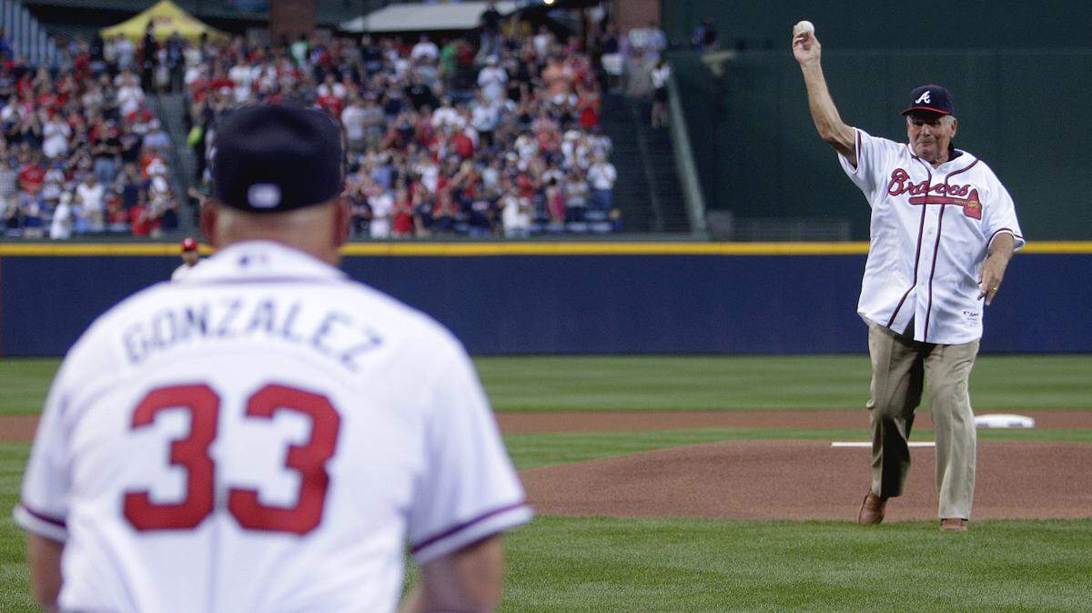 Former Atlanta Braves manager Bobby Cox throws the ceremonial first pitch out to current Braves manager Fredi Gonzalez before the Braves home-opening day baseball game against the Philadelphia Phillies Friday, April 8, 2011 in Atlanta. (AP Photo/David Goldman)