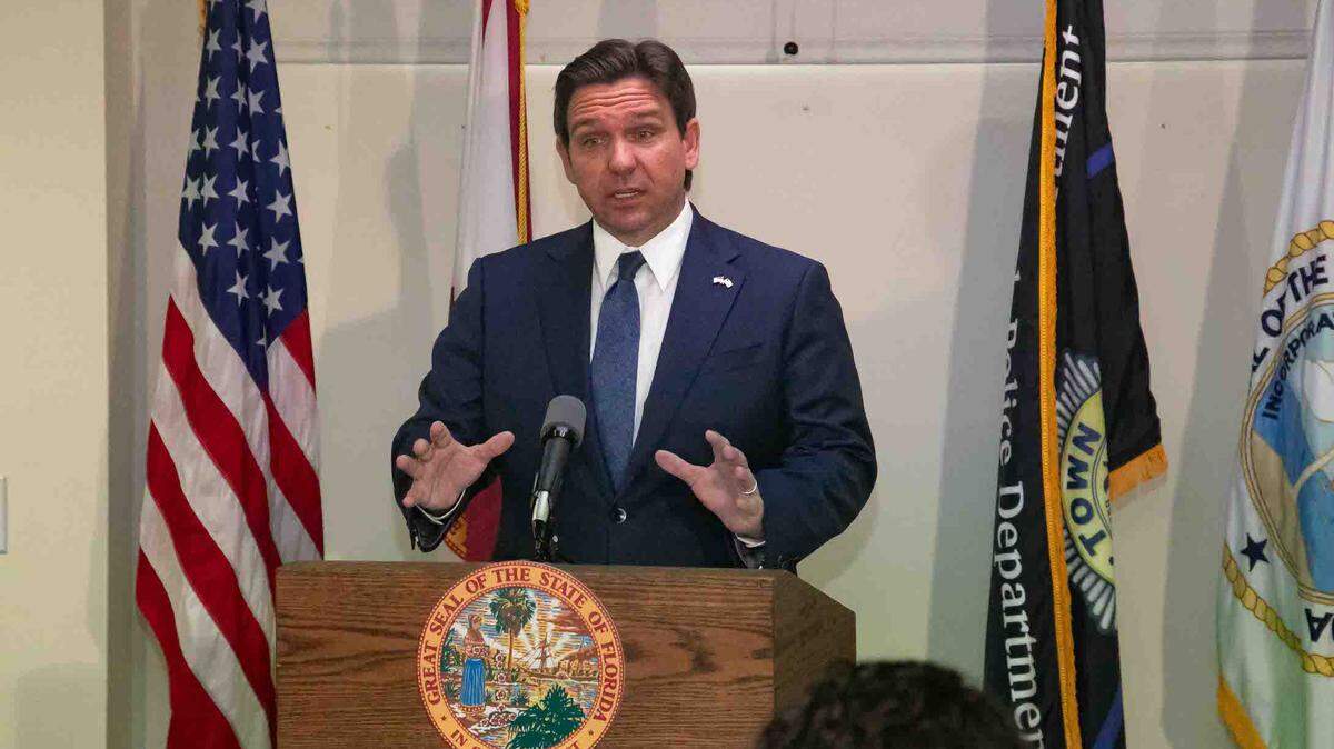 El gobernador Ron DeSantis hace declaraciones en el Departamento de Policía de Palm Beach, el 29 de febrero de 2024.