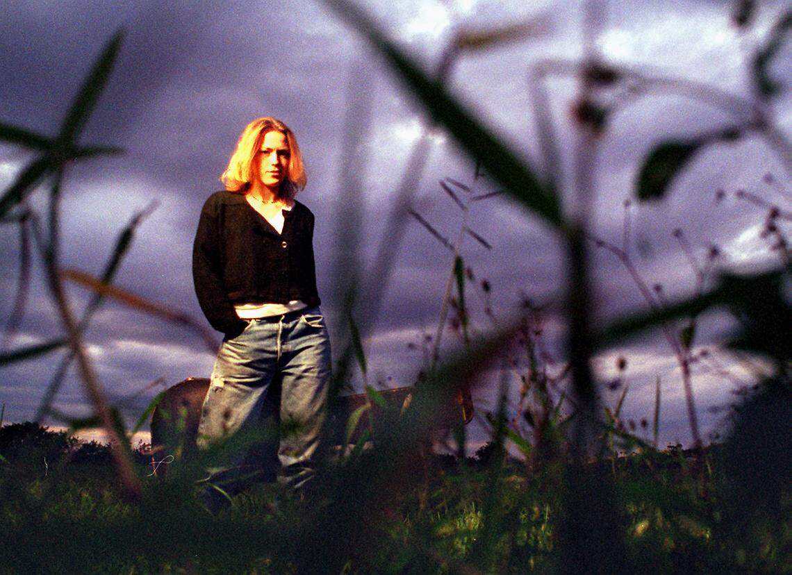 In this file photo from Jan. 13, 1995, singer/songwriter Mary Karlzen is shown in a Miami field for a feature profile story on the eve of the release of her Atlantic Records debut album, “Yelling at Mary.” Karlzen has since moved to Milwaukee but on May 9, 2022, she performed a homecoming concert at North Miami’s Luna Star Cafe. She’s recording a new album with in-demand session guitarist, producer Fernando Perdomo, a Miami Beach Senior High grad.