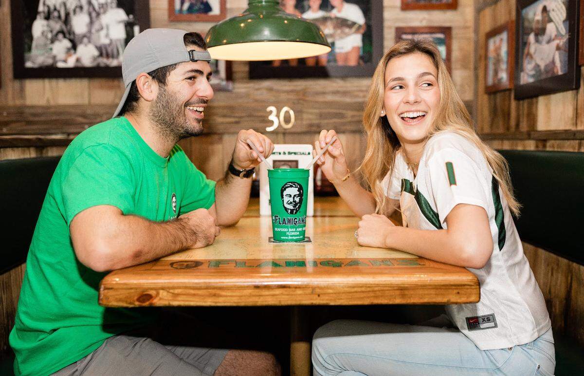 José “Tuto” Moreiras and Elisa Cantero met at a Flanigan’s Seafood Bar and Grill two years ago — so they decided to take their engagement photos there.