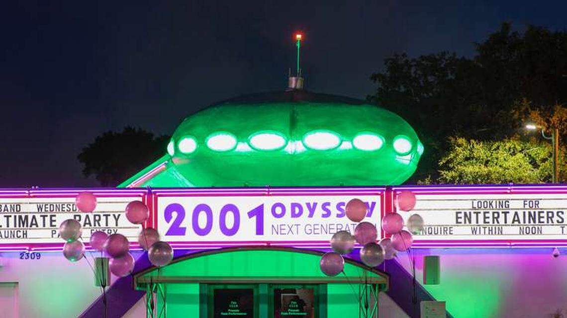 2001 Odyssey is known for its iconic spaceship. But how did that thing actually get on the roof?