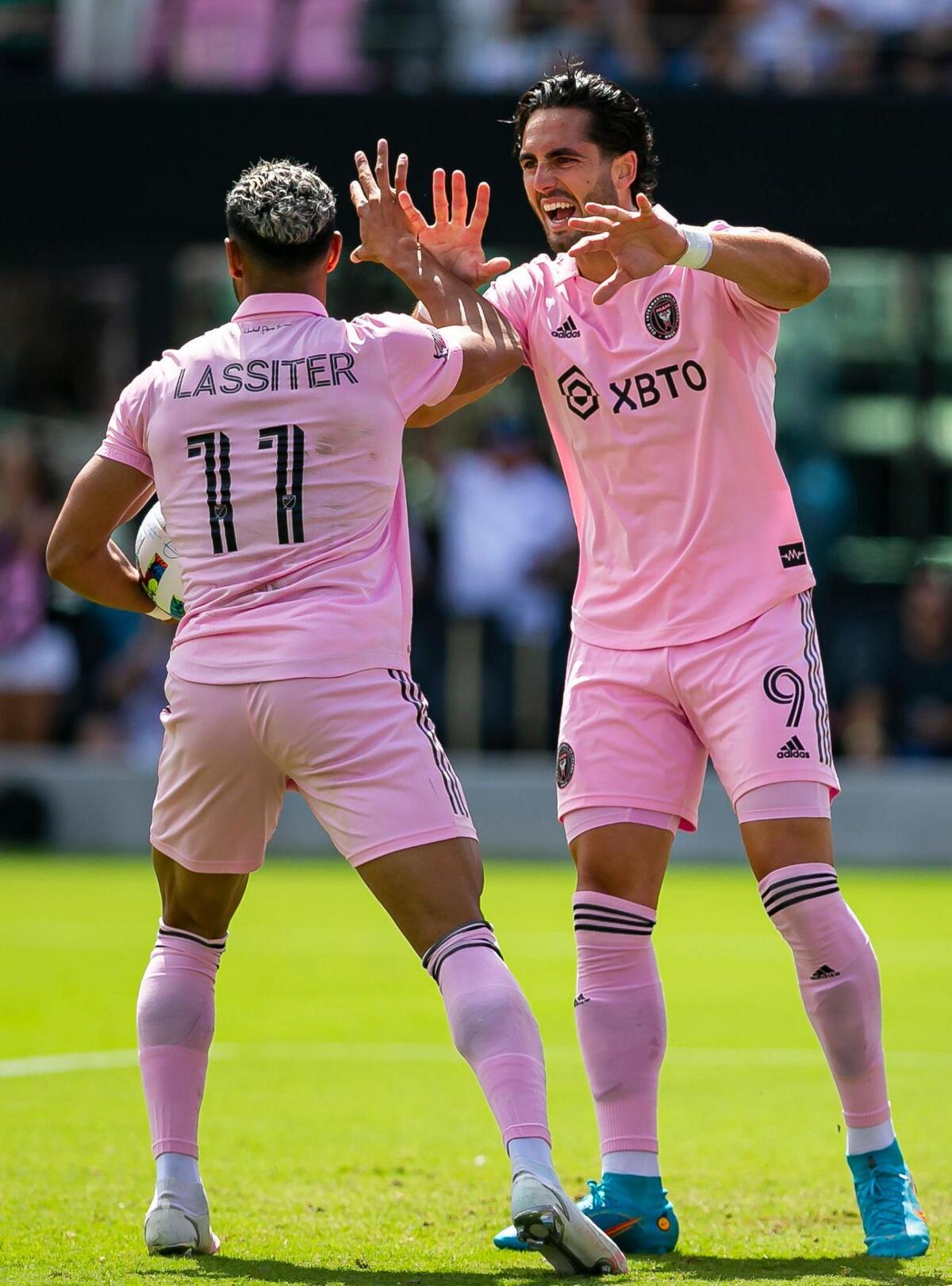 El delantero del Inter Miami Ariel Lassiter (izq.) y Leonardo Campana celebran tras un gol del delantero ecuatoriano en el partido contra el New England Revolution, el 9 de abril de 2022 en Fort Lauderdale, Florida.