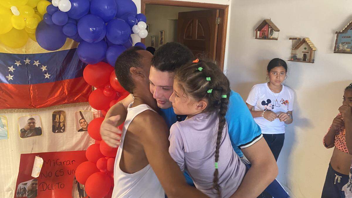 30-year Venezuelan returnee Andy Perozo hugs friends and relatives after arriving to Maracaibo. Photo: Gustavo Ocando Alex