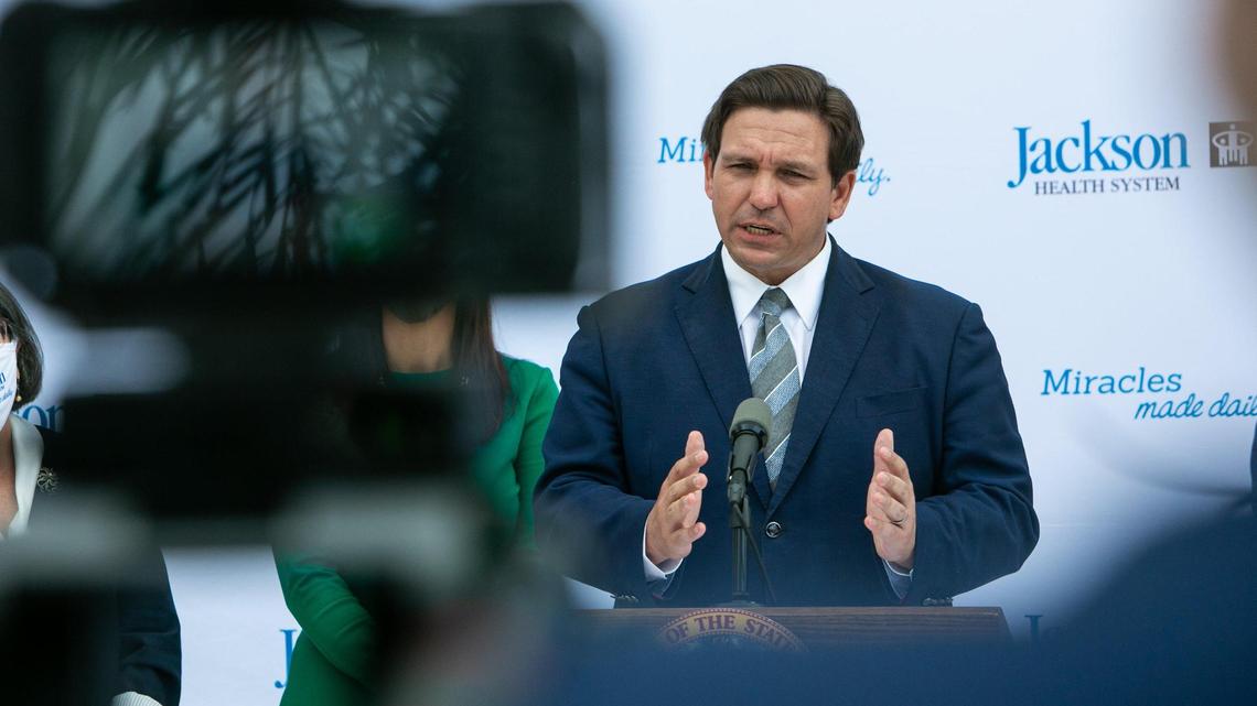 Miami, Florida, 4 de enero de 2021: el gobernador de Florida, Ron DeSantis, y otros funcionarios locales y estatales llevaron a cabo una conferencia de prensa frente al Centro de rehabilitación Christine E. Lynn en el Jackson Memorial Hospital.