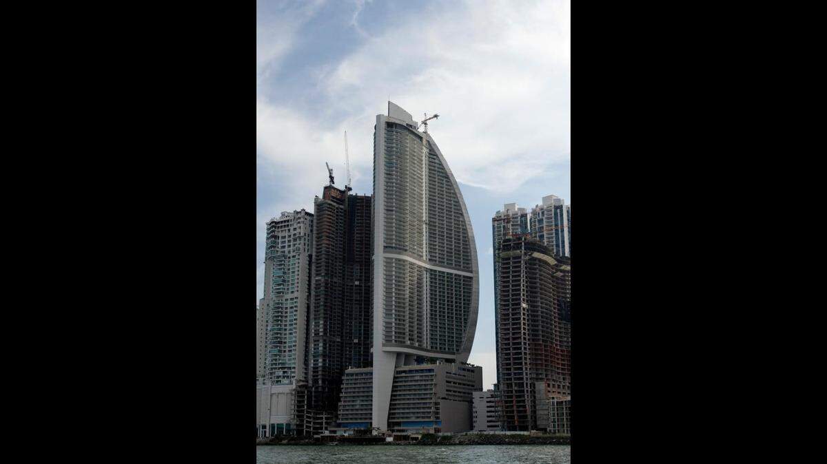 Esta foto de archivo del 4 de julio de 2011 muestra lo que entonces era el Trump Ocean Club International Hotel and Tower, tercer edificio desde la izquierda, en Ciudad de Panamá, Panamá.