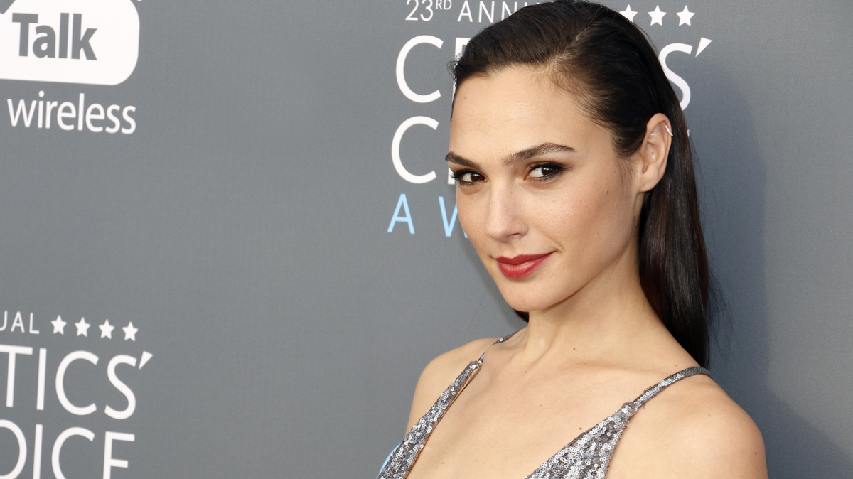 gal gadot at critics choice awards