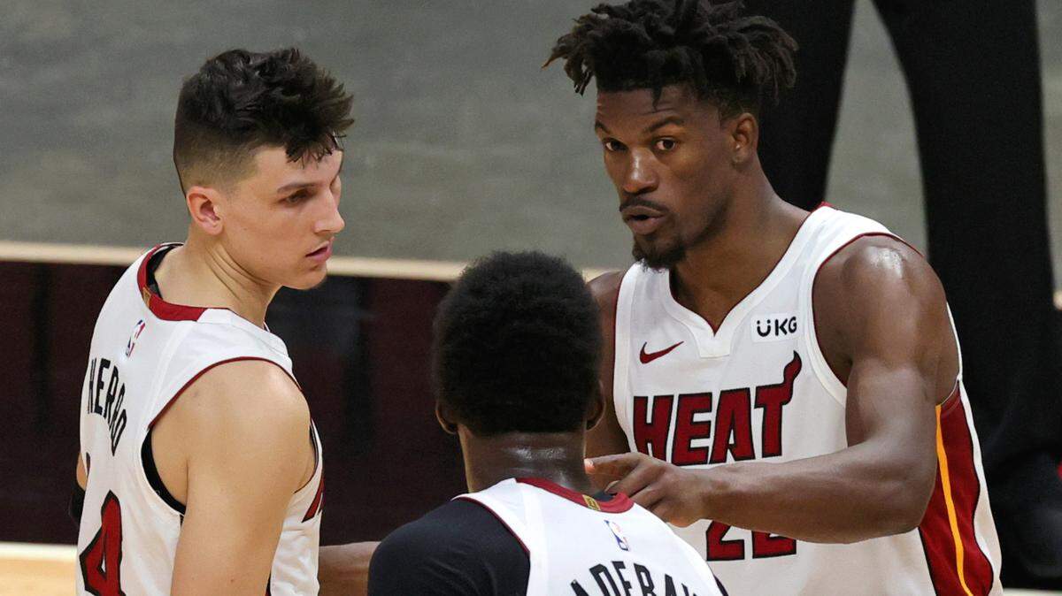 El delanteros del Heat Jimmy Butler (22) habla con Bam Adebayo (13) y Tyler Herro (14) en el juego contra los Pacers el 21 de marzo de 2021 en el AmericanAirlines Arena.