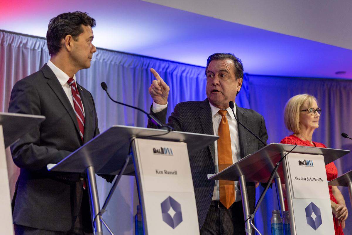 Former City Commissioner Alex Díaz de la Portilla points at former City Commissioner Ken Russell during a City of Miami mayoral debate hosted by the Downtown Neighbors Alliance at Hyatt Regency Miami on Tuesday, September 30, 2025, in Miami, Fla. Other candidates in attendance included Miami-Dade Commissioner Eileen Higgins, Miami Commissioner Joe Carollo, former Mayor Xavier Suarez and former City Manager Emilio T. Gonzalez.