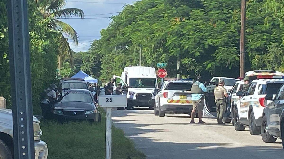 Agentes de la Policía del Condado Monroe estuvieron involucrados en un enfrentamiento afuera de una casa en Cayo Largo, el lunes 25 de septiembre de 2023.