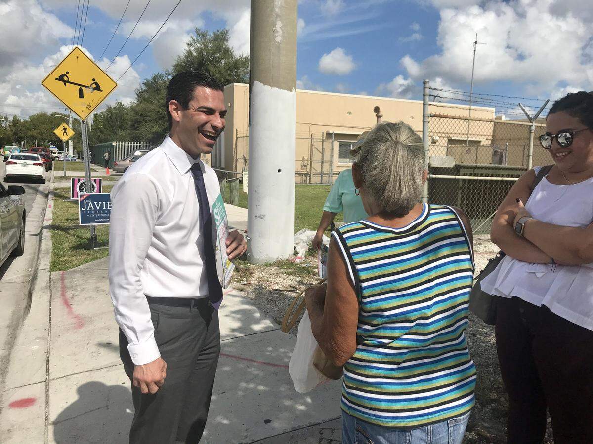 El alcalde de Miami Francis Suárez habla con votantes sobre las propuestas en la boleta, el 6 de noviembre, día de elecciones.