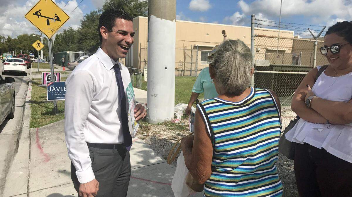 El alcalde de Miami Francis Suárez habla con votantes sobre las propuestas en la boleta, el 6 de noviembre, día de elecciones.