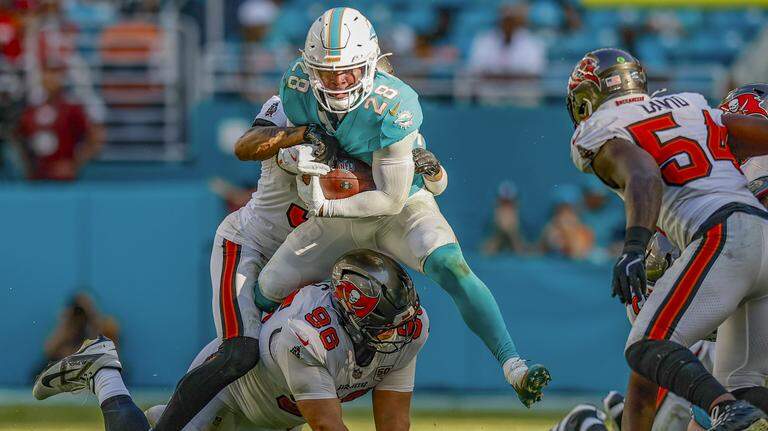 No, the Dolphins didn’t make mistake in re-sigining RB De’Von Achane. Here’s why