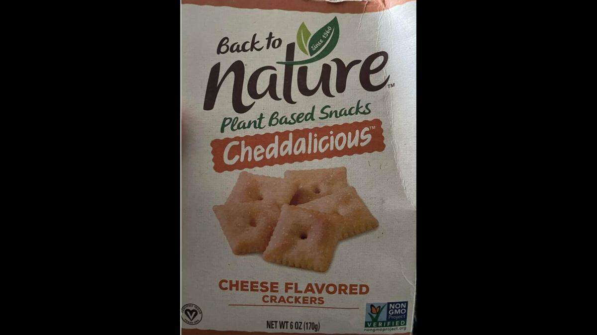 A Back to Nature Cheddalicious Cheese Flavored Cracker box.