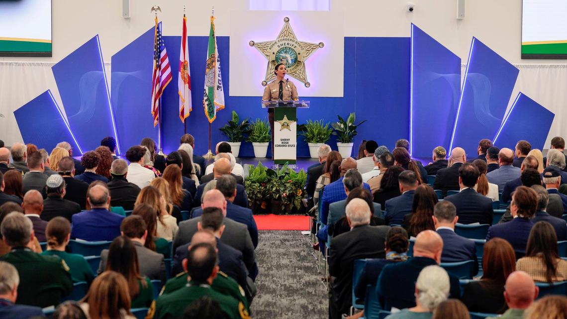 La primera sheriff de Miami-Dade, Rosie Cordero-Stutz, habla durante la ceremonia de juramentación en la Facultad de Justicia del Miami Dade College en Miami el 7 de enero de 2025.