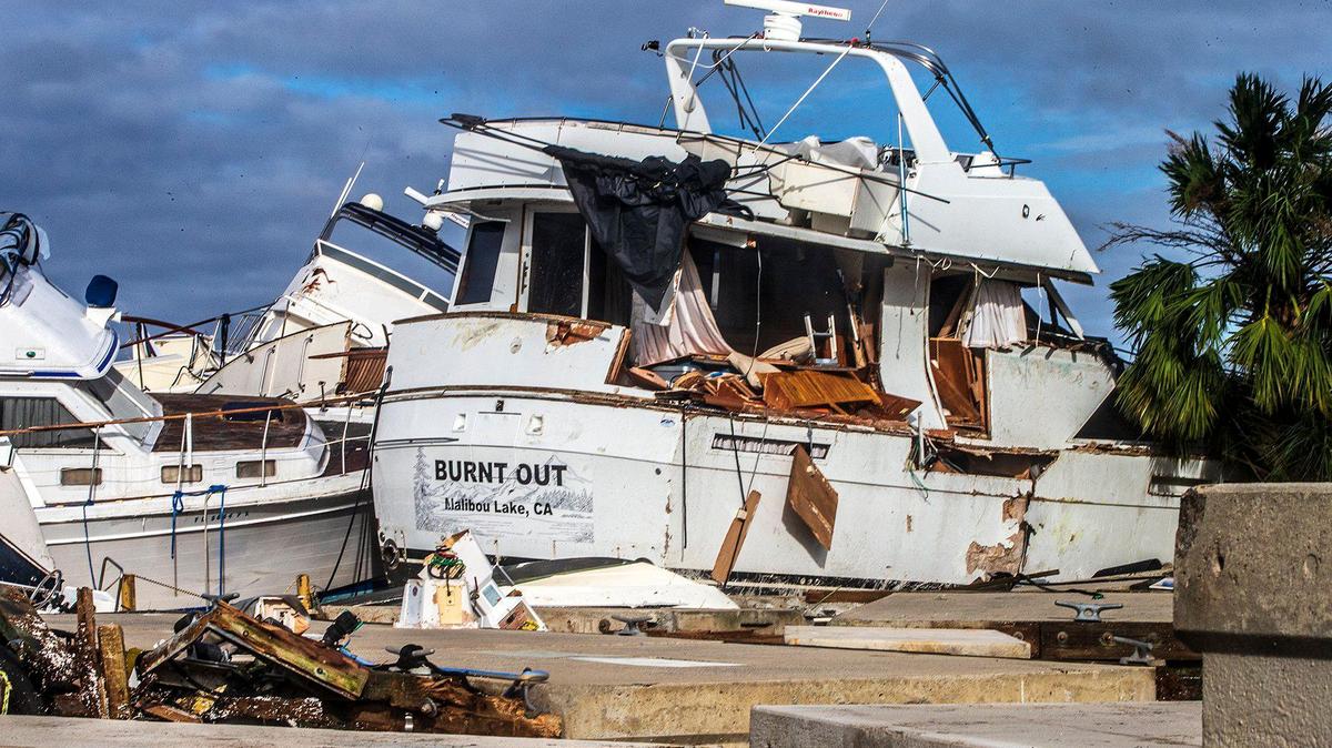 Grandes embarcaciones desplazadas en tierra en el puerto deportivo Legacy Harbour en Fort Myers el jueves 29 de septiembre de 2022, un día después que el huracán Ian tocara tierra en la zona como una poderosa tormenta de categoría 4.