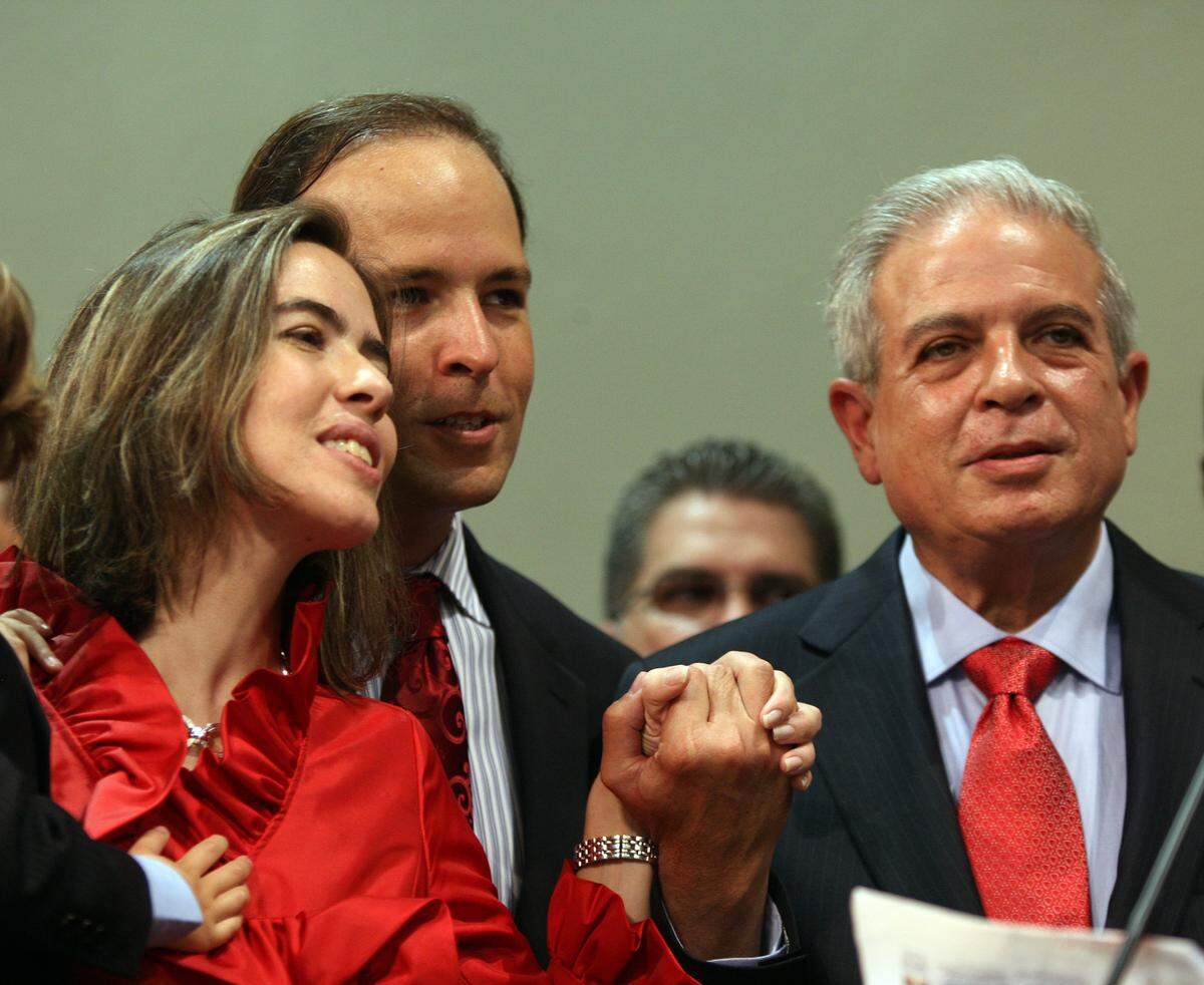 Raquel Regalado, Tommy Regalado and Tomás Regalado, the new mayor of Miami, sing “God Bless America” during the swearing-in ceremony at Miami City Hall on Nov. 12, 2009.