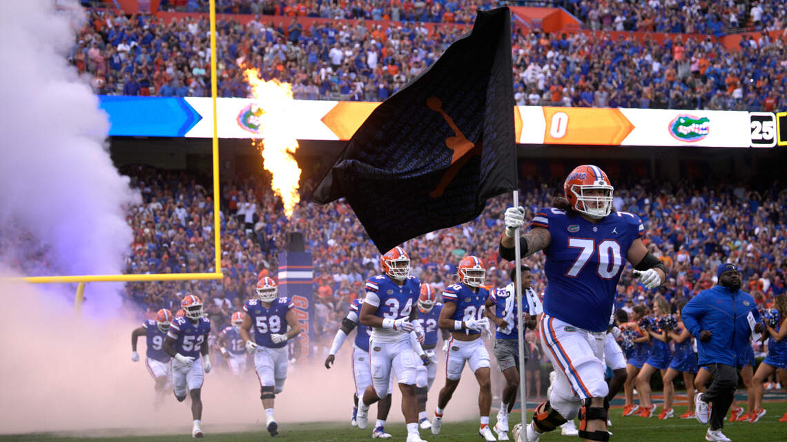 Who should have been ranked higher in new AP poll, Florida Gators or Miami Hurricanes?