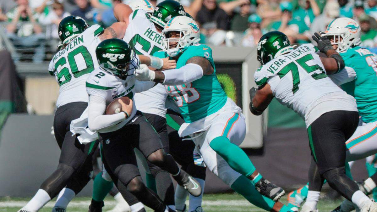 Miami Dolphins defensive tackle Raekwon Davis (98) sacks New York Jets quarterback Zach Wilson (2) in the first quarter but receives a face mask penalty at MetLife Stadium in in East Rutherford, New Jersey on Sunday, October 9, 2022.
