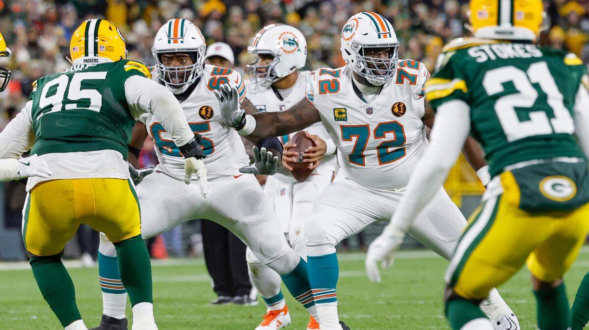 El offensive tackle de los Dolphins Terron Armstead (72) y el guard Robert Jones (65) se preparan para bloquear la defensa de los Packers, en el partido celebrado el 28 de noviembre de 2024 en el Lambeau Field en Green Bay, Wisconsin. 