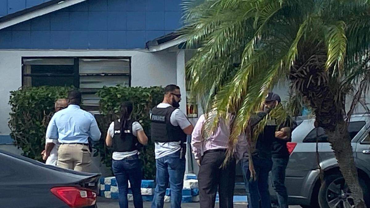 Detectives de la Policía de Miami-Dade frente a una casa en South Miami Heights después de realizar  un registro, el miércoles 29 de noviembre de 2023.