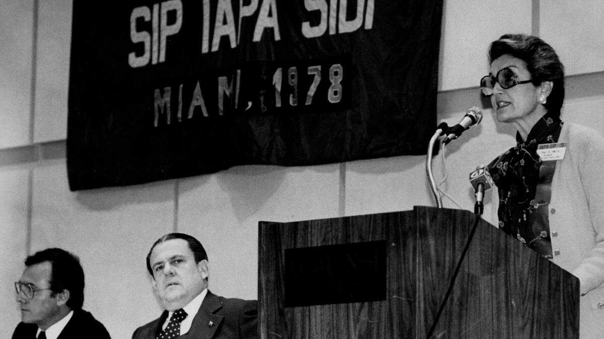 Tina Hills addresses an InterAmerican Press Association (IAPA) meeting at downtown Miami’s Omni in 1978.