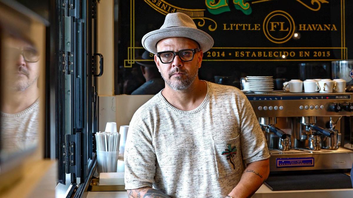 Daniel Figueredo en su restaurante de la Calle Ocho, Sanguich de Miami, en La Pequeña Habana. El restaurante que abrieron él y su esposa, Rosa Romero, fue demandado por un 'examinador', quien también puso en el punto de mira a cientos de negocios locales por supuestas infracciones de la Ley de Estadounidenses con Discapacidades (ADA). Preocupados por el costo de luchar contra la demanda, llegaron a un acuerdo y, junto con su casero, pagaron $11,000 en honorarios legales al abogado que la presentó. Figueredo calificó la demanda de 'extorsión legal'.