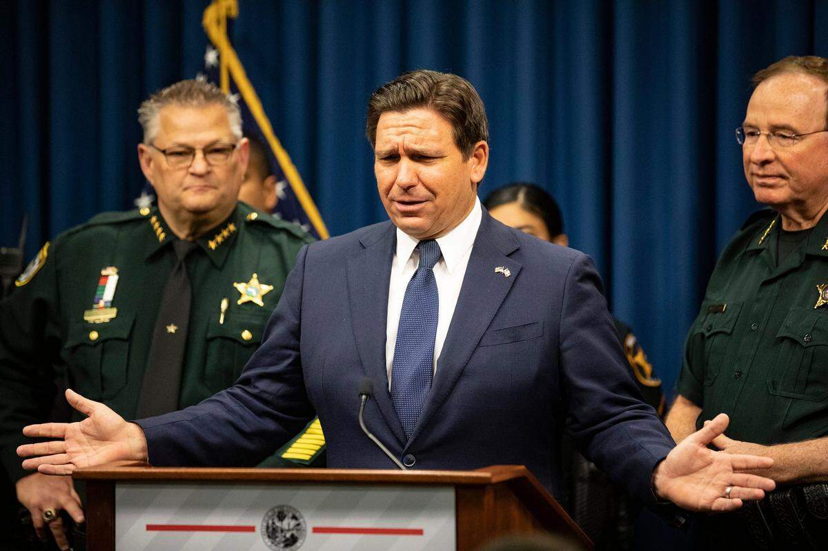 El gobernador de Florida, Ron DeSantis, acompañado por el sheriff de Brevard, Wayne Ivey, y el sheriff de Polk, Grady Judd, habla sobre su plan para detener la inmigración ilegal durante una conferencia de prensa en el Centro de Operaciones del Sheriff el miércoles 15 de enero de 2025 en Winter Haven, Florida. Ernst Peters/The Ledger