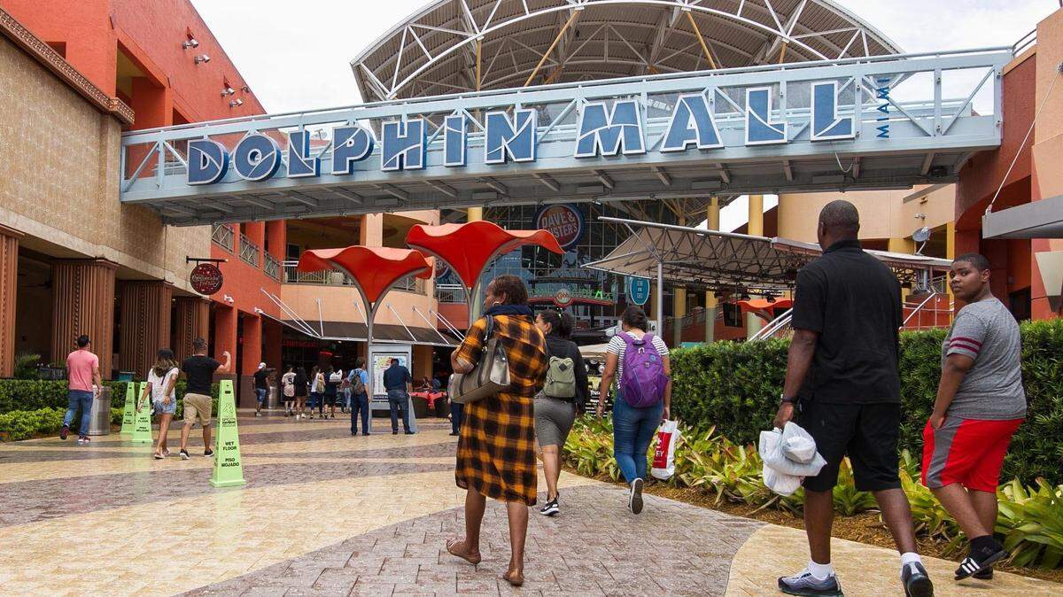 Simon Property Group, the largest mall operator in the U.S., was set to take over Dolphin Mall in west Miami-Dade. The deal is now off.