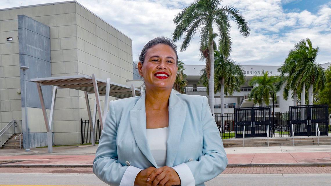 Lucía Báez-Geller afuera de la secundaria Miami Beach, donde enseñó 15 años.