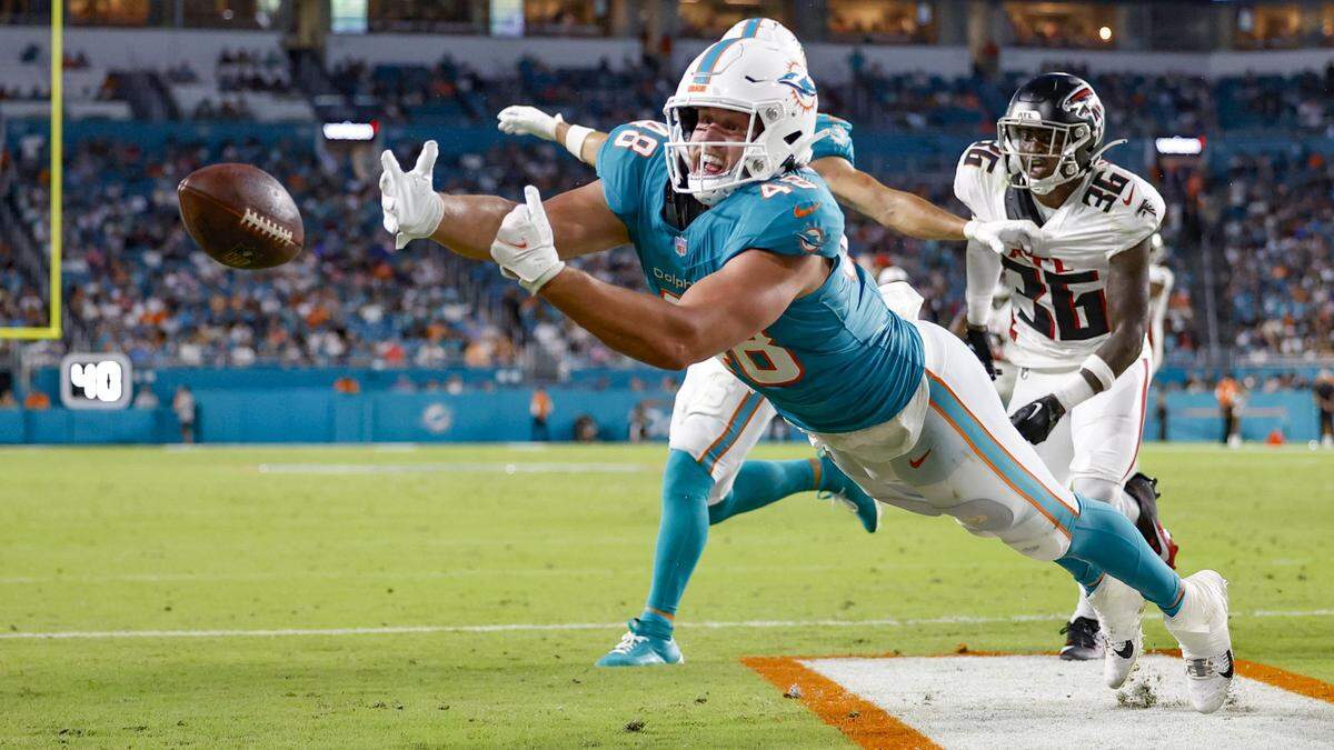 A pass by Miami Dolphins quarterback Mike White (14) is just beyond the reach of tight end Tyler Kroft (48).