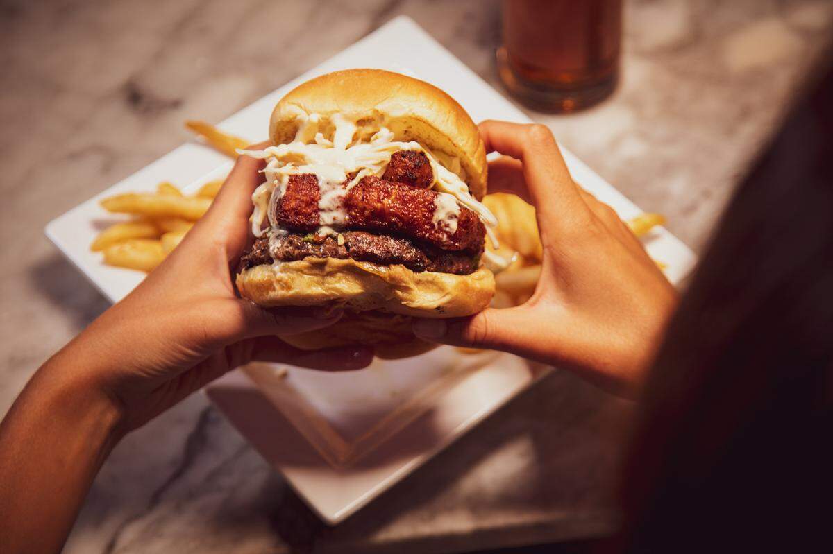 La antigua Nica Burger, con un trozo de queso frito al estilo nicaragüense, fue rebautizada como Latin Burger en The One on Sunset, pero mantiene sus sabores originales de Swensen's. Cortesía. 