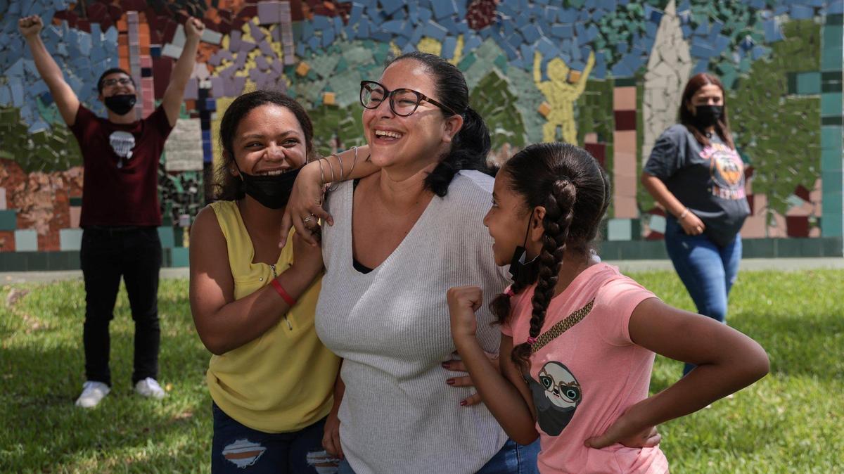 Caridad Galastica (centro) estalla en risas al recordar cómo superó el miedo a las agujas para ponerse la vacuna de Pfizer contra el COVID-19. Dijo que la seguridad de sus hijos era una de sus principales preocupaciones. Galastica y sus hijos Ángel Padilla, de 17 años, a la izquierda, Alexandra Galastica, de 11 años, Alexis Galastica, de 10 años, y Jusett Laura, de 14 años, a la derecha, fueron fotografiados en el Tropical Park el domingo 12 de septiembre de 2021.