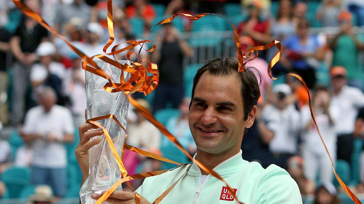 El suizo Roger Federer posa con el trofeo después de derrotar al estadounidense John Isner 6-1 y 6-4, durante la final del torneo de tenis Miami Open en el Hard Rock Stadium, el domingo 31 de marzo de 2019, en Miami Gardens, Florida.