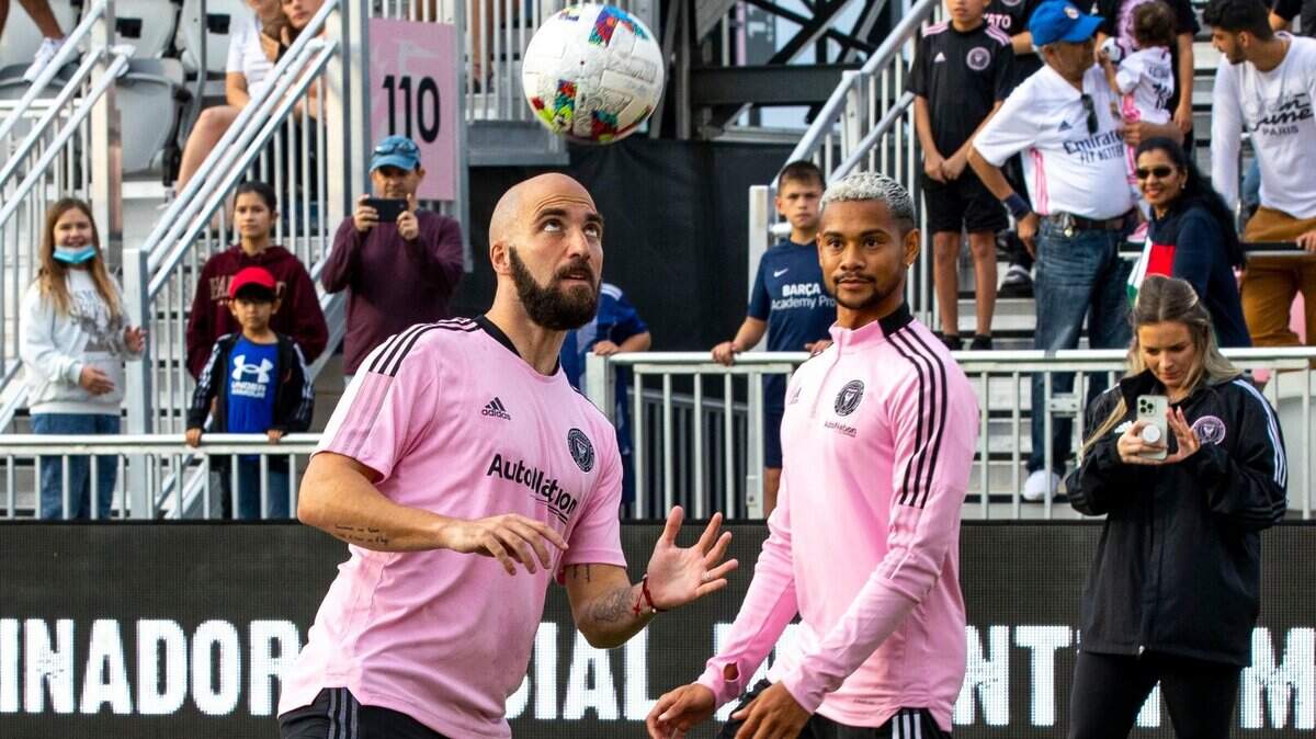El delantero del Inter Miami CF Gonzalo Higuaín cabecea el balón delante de Ariel Lassiter en una sesión de entrenamiento abierta en el estadio DRV PNK en Fort Lauderdale, Florida, el sábado 5 de febrero de 2022.