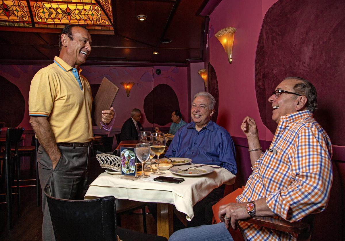 Nino Pernetti, fotografiado en 2019 con motivo del 30º aniversario de Caffe Abbracci, es la razón por la que los comensales vuelven al restaurante de Coral Gables.