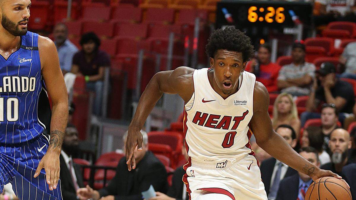 El delantero del Heat Josh Richardson entra al aro marcado por el jugador del Magic Evan Fournier,  el 8 de octubre en el American Airlines Arena.
