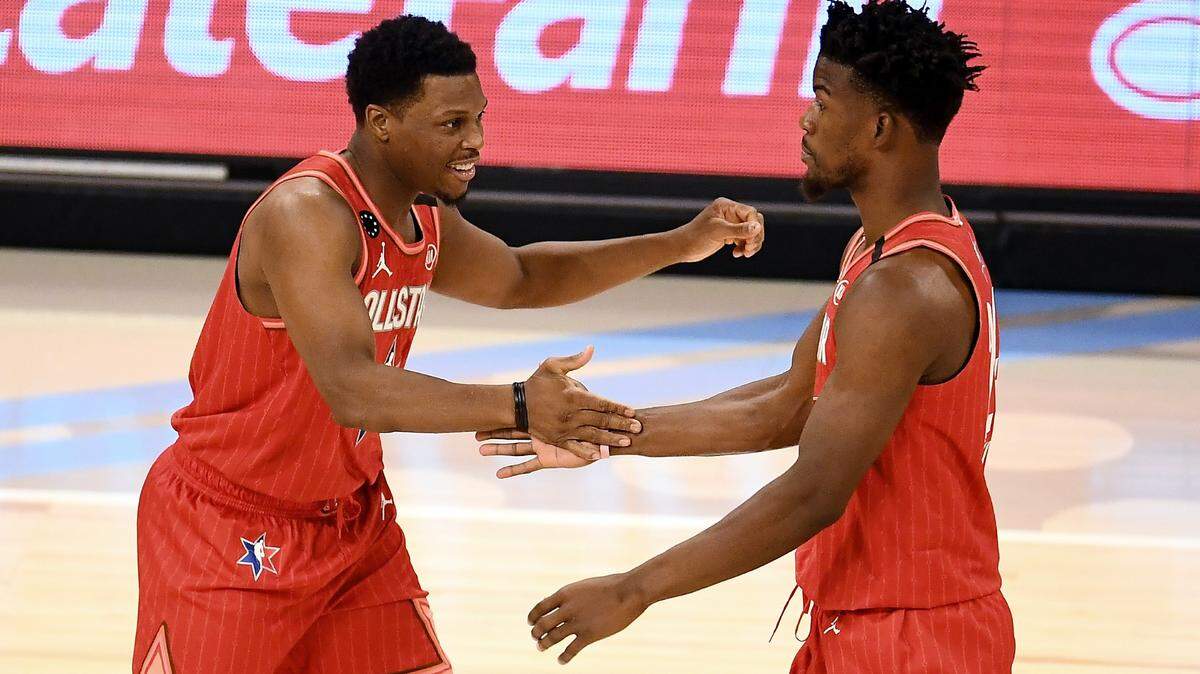 Kyle Lowry (izq.) y Jimmy Butler, del Team Giannis, celebran en el tercer cuarto contra el Team LeBron durante el 69 ° Juego de Estrellas de la NBA, en el United Center el 16 de febrero de 2020 en Chicago.