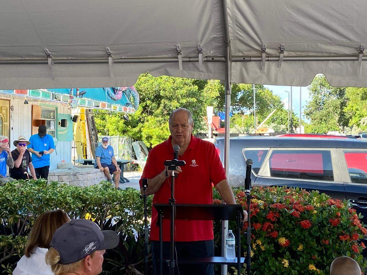 El fiscal estatal del Condado Monroe, Dennis Ward, habla durante una manifestación afuera de un restaurante cubano en Cayo Largo, el domingo 8 de octubre de 2023, en contra de una propuesta para fusionar los circuitos judiciales del estado.