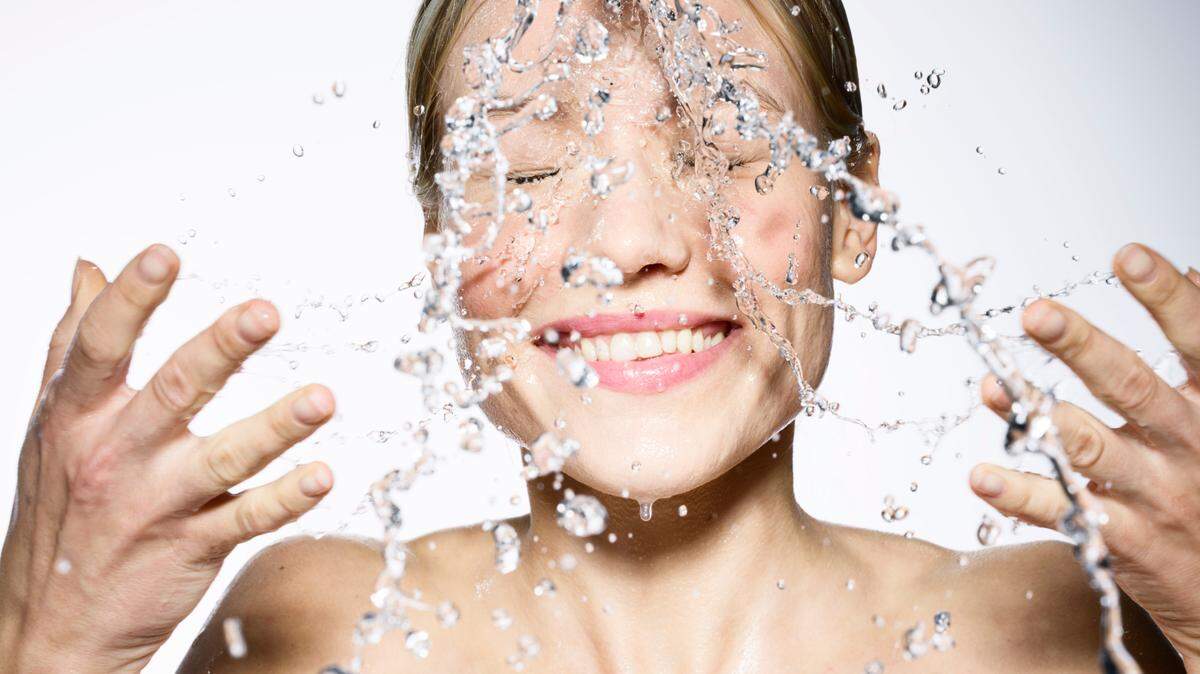 The skincare products for cleaning and moisturizing your skin often need to be different in the morning from the evening.