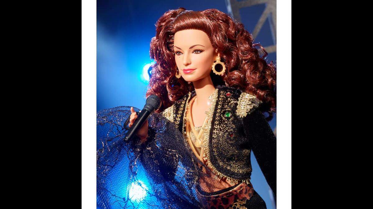 Gloria Estefan es ahora una 'Globie', bromea la estrella del pop de Miami. El 1 de septiembre de 2022, Mattel sacó a la venta una edición limitada de la muñeca Barbie Gloria Estefan que incorpora su aspecto del video 'Get On Your Feet' de 1989, con el fin de incorporar la herencia hispana de la artista. Estefan colaboró con Mattel en todos los aspectos del aspecto de la muñeca. Mattel
