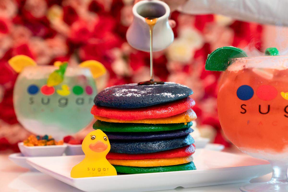 Los pancakes arcoiris están cubiertos con ositos de goma y chispas de chocolate en Sugar Factory, que ya abrió en Bayside Marketplace.