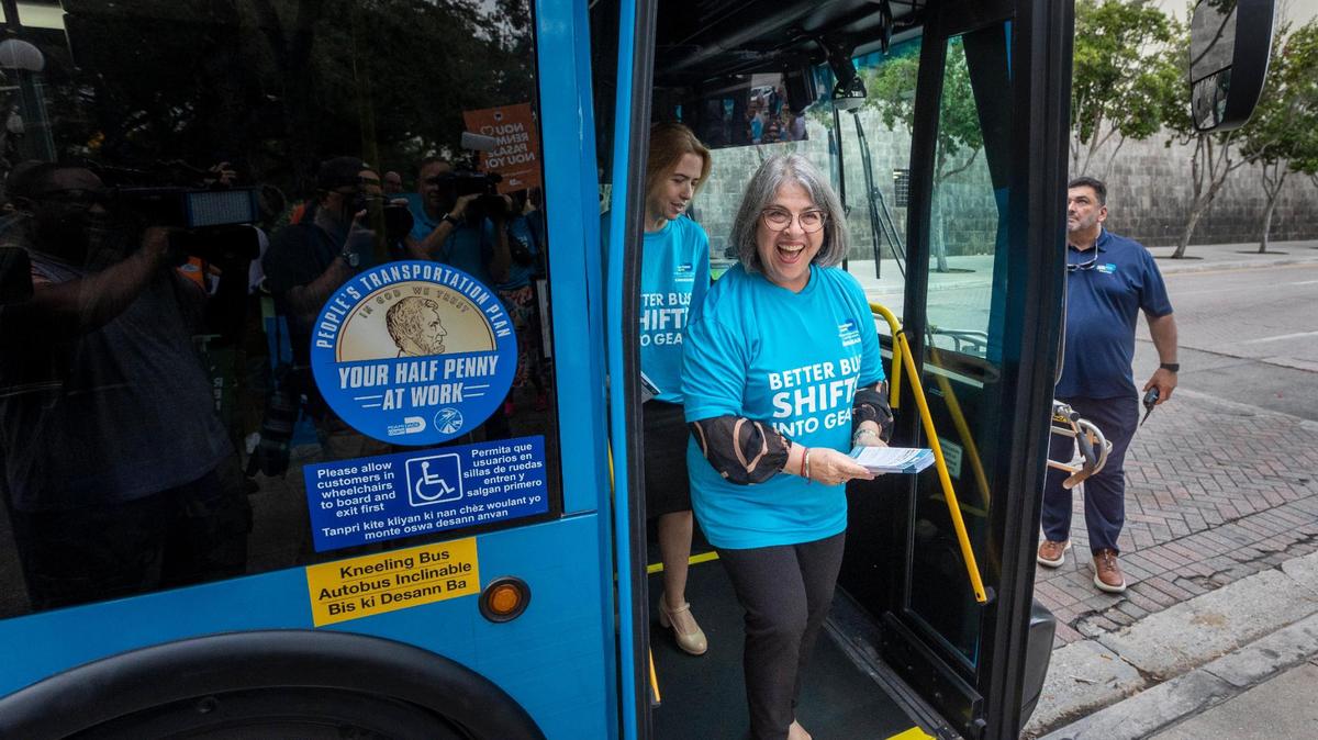 La alcaldesa Daniella Levine Cava, se baja de un autobús en el Stephen P. Clark Government Center para promocionar el lanzamiento de Better Bus Network, el lunes 13 de noviembre de 2023. El nuevo sistema de rutas de autobús también vino acompañado de una exención de tarifas de siete semanas, pero las tarifas de $2.25 volvieron el 1 de enero de 2024.