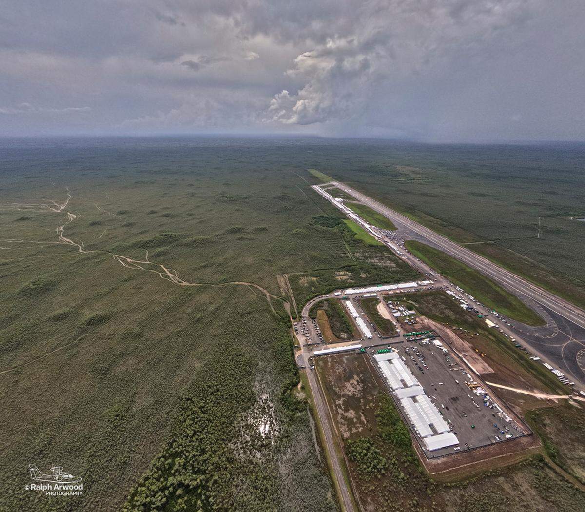 Esta foto aérea del Aeropuerto de Entrenamiento y Transición Dade-Collier, tomada el 5 de julio de 2025, fue presentada ante un tribunal federal por los Amigos de los Everglades y el Centro para la Diversidad Biológica, quienes demandan para impedir que Florida utilice la propiedad de Miami-Dade en los Everglades como centro de detención para infractores de inmigración. La foto muestra las instalaciones de detención temporales construidas junto a la pista del aeropuerto.