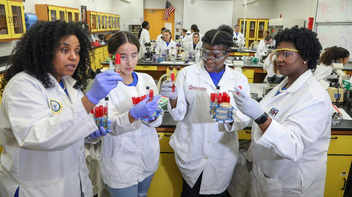 Miami Dade College’s Homestead campus on June 12 hosted students from MAST Academy and Homestead High School during the first 2018 Microbiology Girls Club. The program is part of L’Oréal USA’s Changing the Face of STEM program.