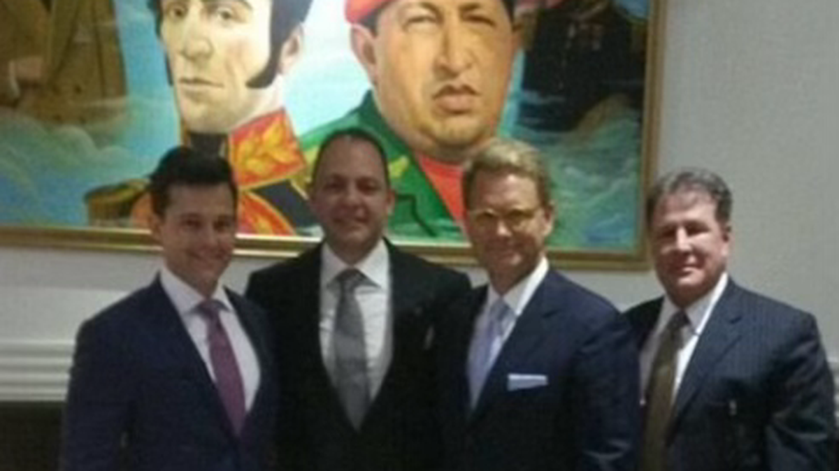 El empresario miamense Hugo Perera (extrema derecha) posa con Todd Swanson, CEO de Horizontal Well Driller (extrema izquierda); Raúl Gorrín (centroizquierda) , magnate venezolano de la televisión, y Jeremy Klein, presidente de Horizontal Well Drillers en el Palacio de Miraflores en Caracas, tras firmar un acuerdo petrolero con el presidente Maduro en julio de 2017.
