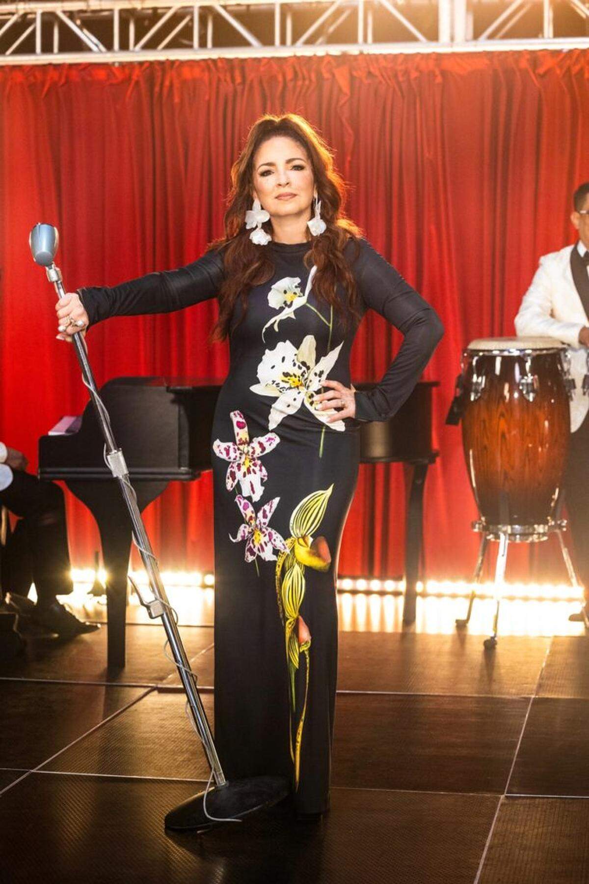 Gloria Estefan describes recreating her childhood apartment and constructing a stage with red velvet curtains for the high energy salsa track “La Vecina (No Sé Na’)” from “Raíces” (Roots) .