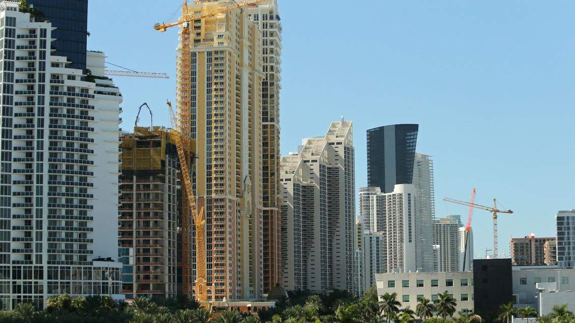 Un estudio de la Universidad de Miami que encontró 35 edificios hundiéndose a lo largo de la costa ha llevado a la Comisión de Surfside a discutir estándares más estrictos para monitorear los impactos de las nuevas construcciones en los edificios adyacentes.