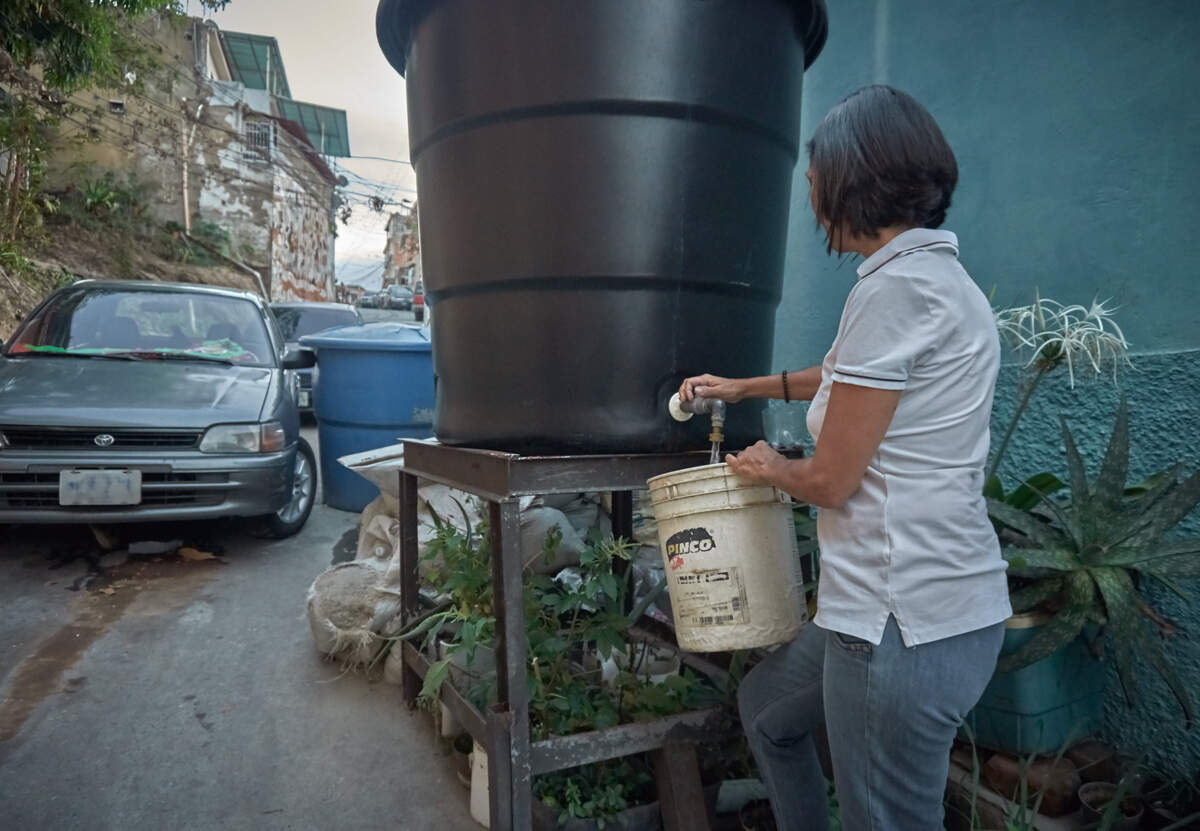Thibisay Rodríguez busca agua en su vecindario.
