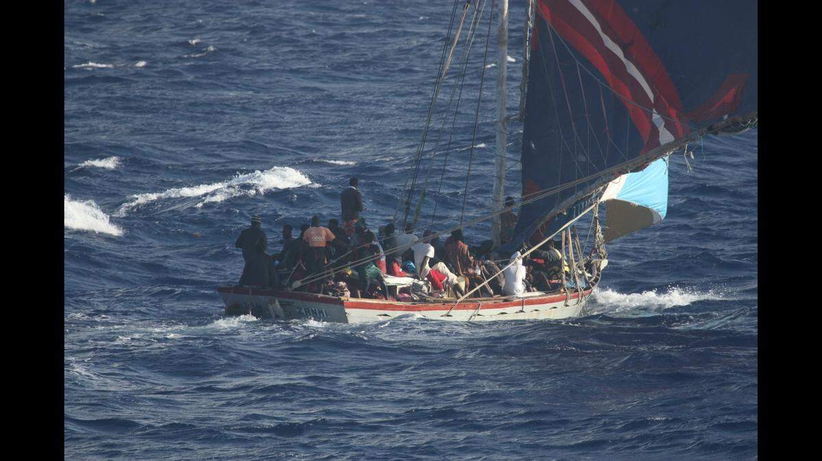 Este es el barco que, según dijo la Guardia Costera de Estados Unidos, transportaba a 189 haitianos con mal tiempo el sábado.