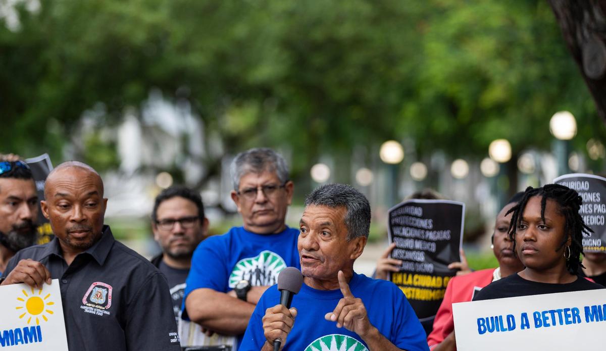 Javier Torres, en el centro, habla durante una conferencia de prensa afuera del Government Center el miércoles 16 de octubre de 2024, en el centro de Miami, Florida. La conferencia de prensa fue realizada por WeCount, un grupo de defensa que organiza a los trabajadores al aire libre, que pide mejores condiciones de trabajo, salarios más altos y beneficios de salud para los trabajadores de la construcción.